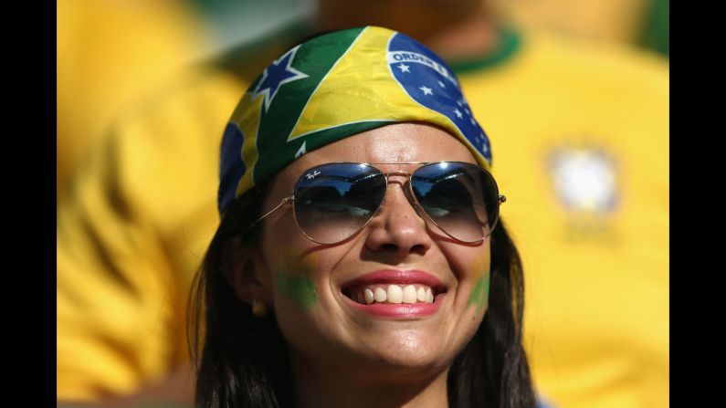 Una linda aficionada de Brasil sonríe en Sao Paulo.