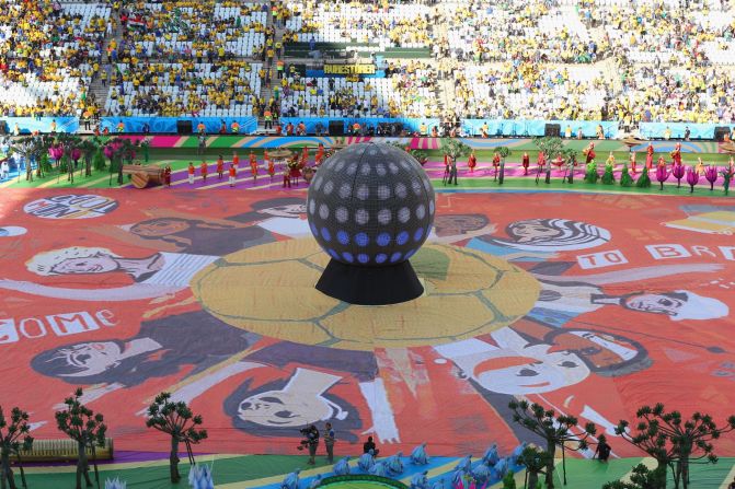 Una escena del montaje para la ceremonia inaugural del Mundial en el estadio de Sao Paulo.