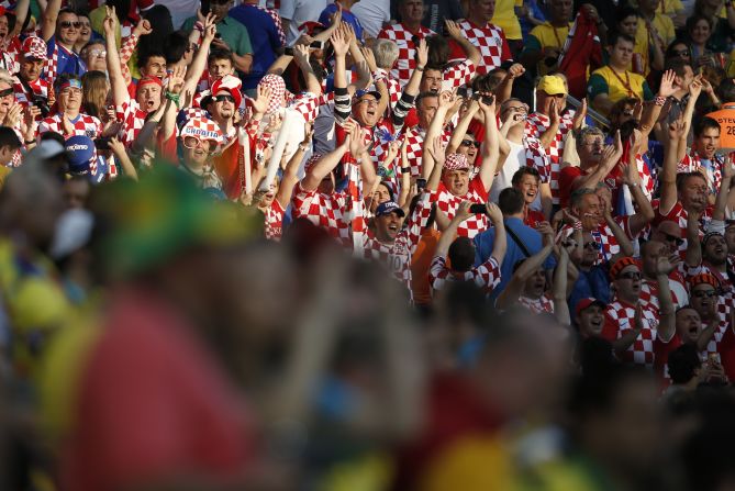 Aficionados de Croacia animan a su equipo antes del comienzo del partido.