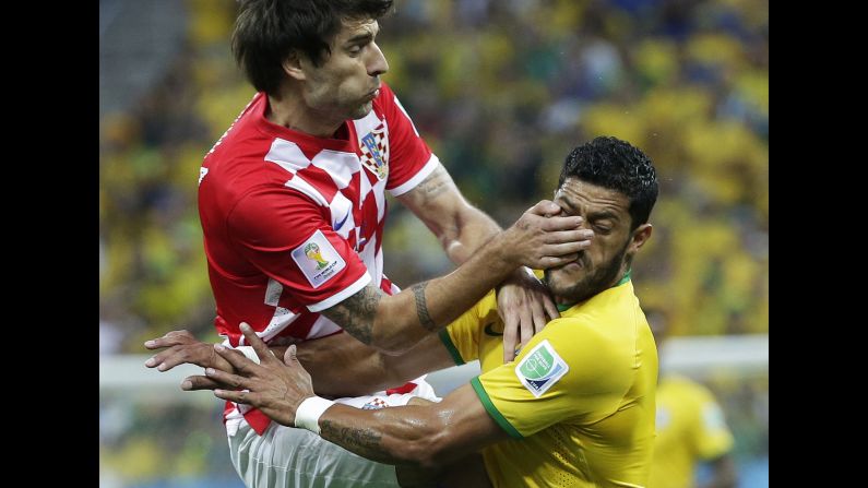 Vedran Corluka de Croacia, izquierda, choca con Hulk en la primera mitad.