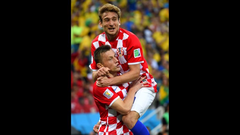 Nikica Jelavic de Croacia, a la derecha, celebra el primer gol con su compañero Ivica Olic.