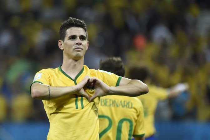 El centrocampista brasileño Oscar celebra con un gesto de corazón después de anotar un gol para darle a su equipo una victoria por 3-1 sobre Croacia en el partido inaugural del Mundial el jueves 12 de junio. 