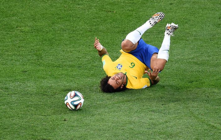 El defensa brasileño Marcelo rueda por el césped durante una jugada.
