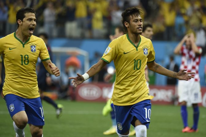 Neymar celebra su gol de penalti.