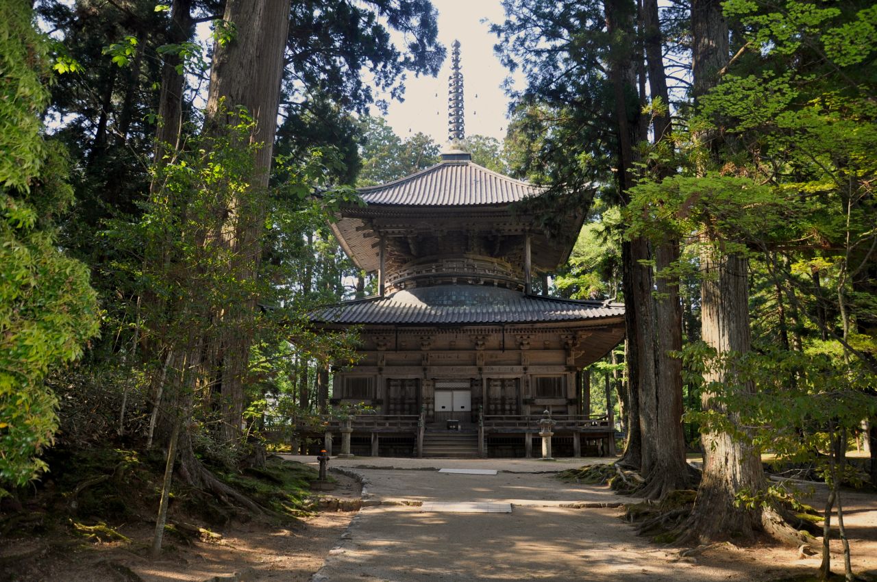 This two-story pagoda is part of the sacred Danjo Garan site. In the 9th century, Koyasan was founded on this very ground. At the time, Kobo Daishi held a groundbreaking ceremony then dedicated his life to the construction of Danjo Garan.