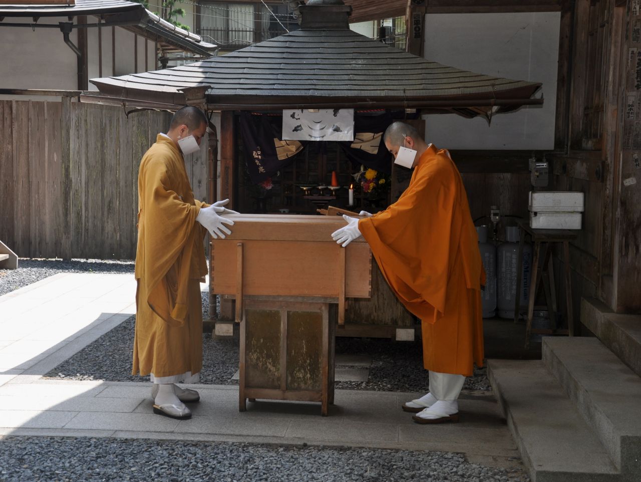Each morning at 6:30 and 10:30 a.m. at this small shrine, meal offerings are prepared for Kobo Daishi Kukai, placed in a covered box and carried up to his mausoleum by masked monks. 