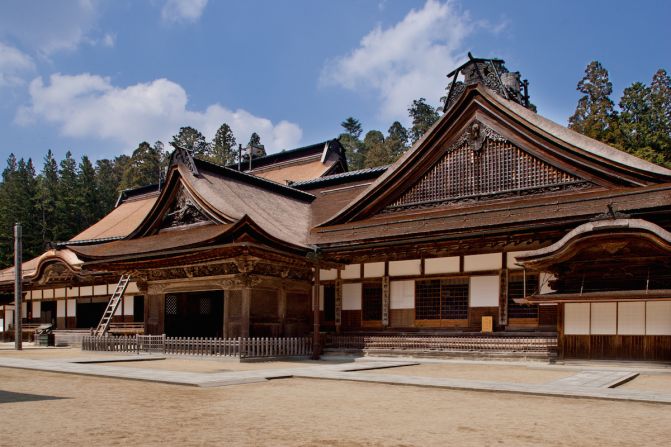 Kongobuji Temple is the headquarters for Shingon Buddhism, which has more than 4,000 temples and missions throughout Japan and overseas.