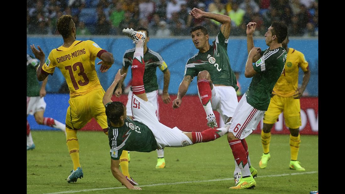 Choupo-Moting and three Mexican players compete for the ball.