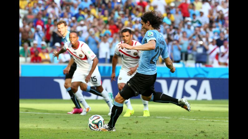 Edinson Cavani de Uruguay marca de penalti contra Costa Rica.