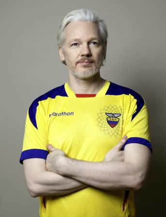 El fundador de WikiLeaks vistió la camiseta de la selección de Ecuador.