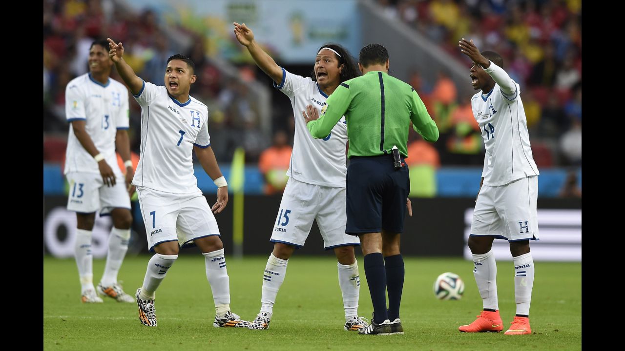Members of the Honduras team gesture to Brazilian referee Sandro Meira Ricci.