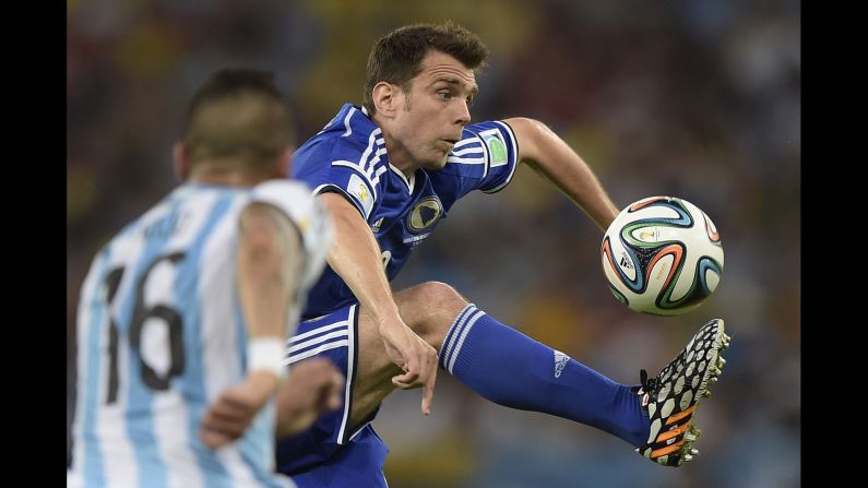 Bosnia-Herzegovina midfielder Zvjezdan Misimovic, right, vies Argentina defender Marcos Rojo.