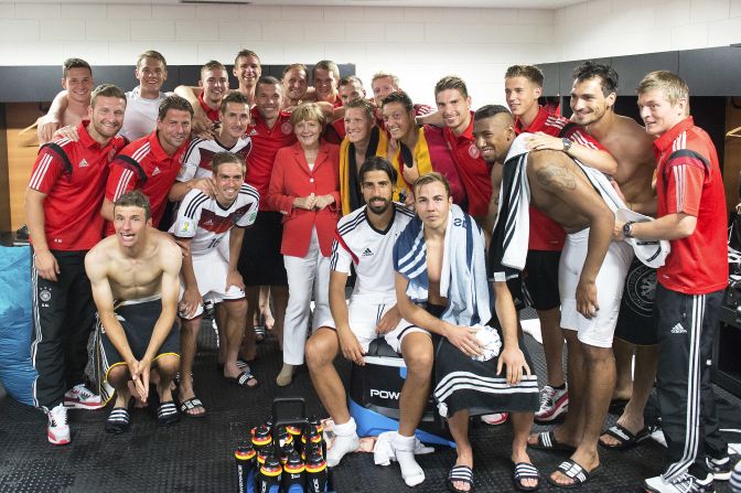 La canciller alemana Angela Merkel visitó a la selección de su país tras la contundente victoria ante Portugal.
