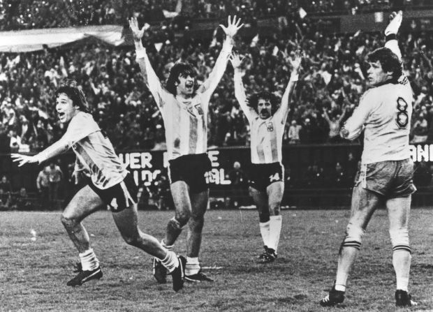En 1978, Argentina, el anfitrión de la Copa del Mundo, logró una victoria 6 a 0 sobre Perú en su último partido de la segunda fase para derrocar a Brasil por diferencia de goles, lo que dio lugar a que sus rivales sudamericanos alegaran que había sido arreglado. 