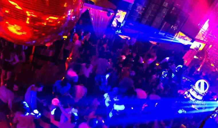 A recent Bucks Tour ended at a popular upmarket Sukhumvit Road nightclub, where customers were escorted to an exclusive table.