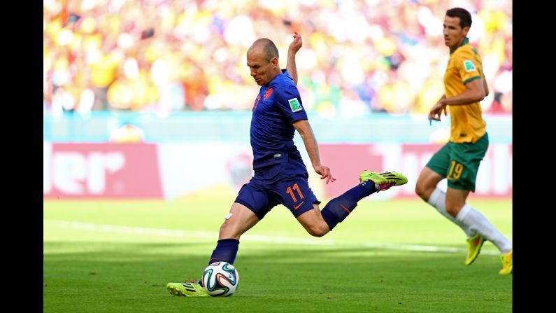 Minuto 20: Arjen Robben anota el primer gol para Holanda.