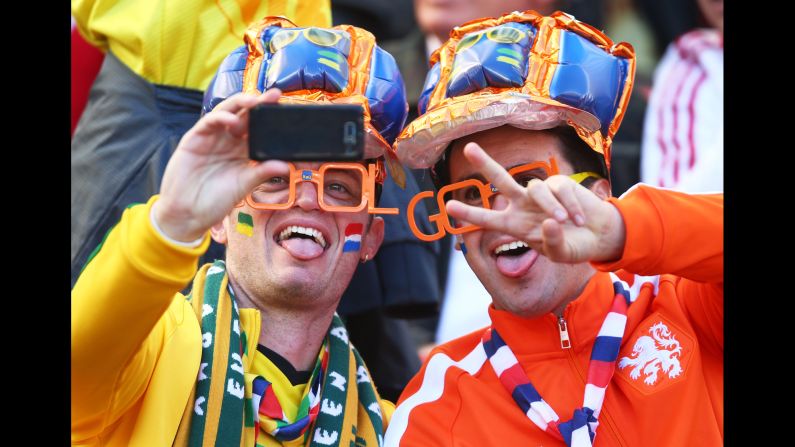 Sin rivalidad, fanáticos de Australia y Holanda se toman una selfie antes del encuentro en el estadio Beira-Río en Porto Alegre, Brasil.