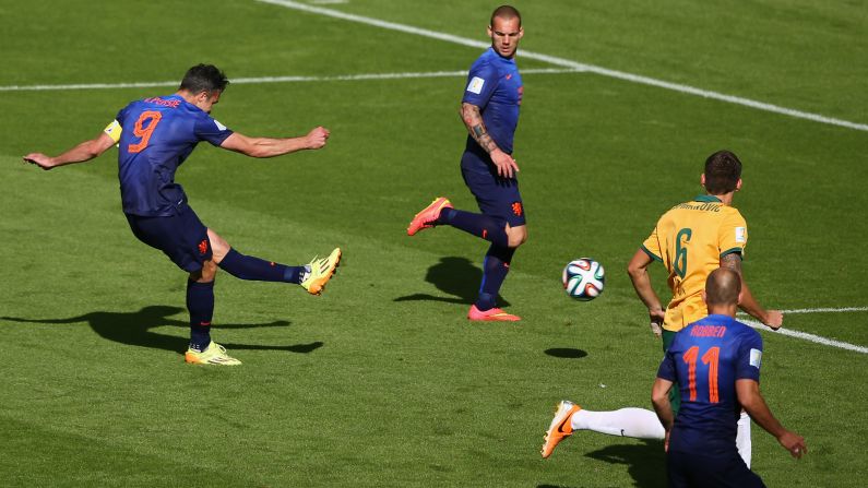 Minuto 58: De las piernas de Robin van Persie llegó el segundo gol de Holanda.