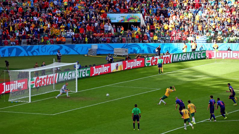 Minuto 54: Gracias a este penalti, el australiano Mile Jedinak anota el segundo gol para los 'Aussies'.