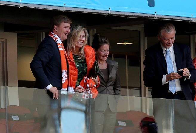 El rey Guillermo Alejandro y la reina Máxima de Holanda celebran la victoria de su equipo 3-2 sobre Australia.