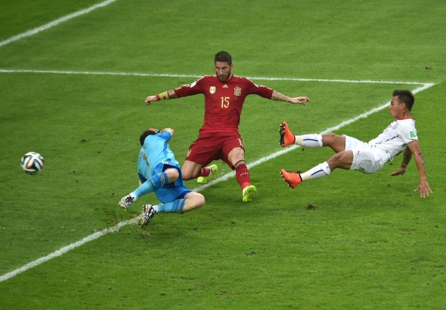 El gol de Eduardo Vargas que puso en ventaja a Chile sobre España.