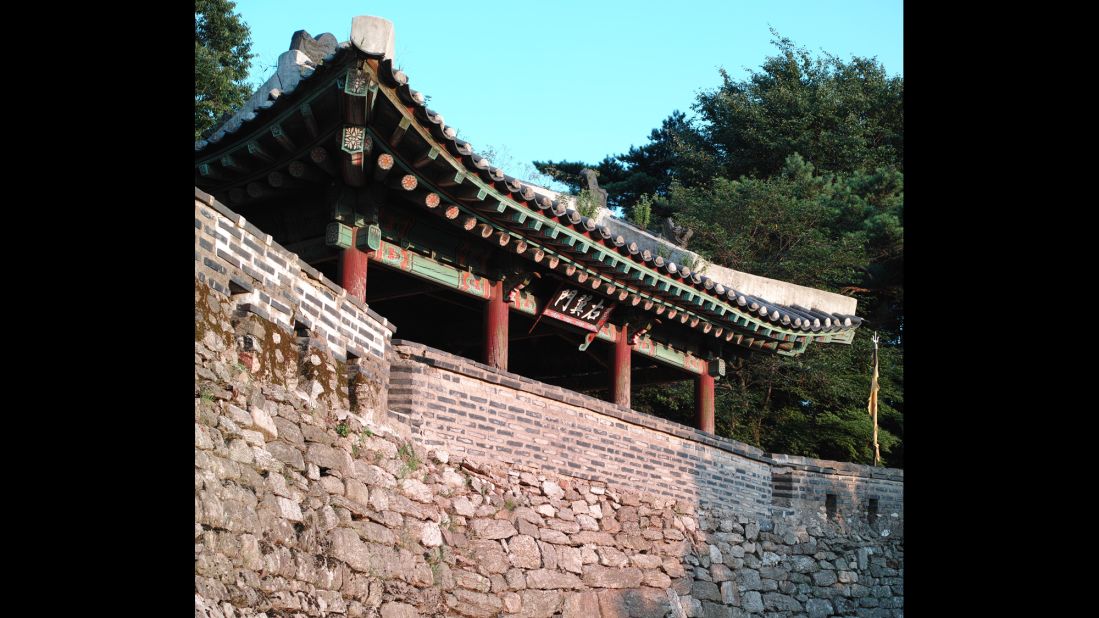 Designed as an emergency capital for the Joseon dynasty (1392-1910) near Seoul, South Korea, Namhansanseong is an excellent example of a fortified city built by Buddhist soldier-monks. 