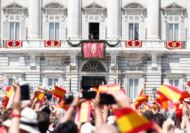 La nueva familia real de España saluda a la muchedumbre apostada frente al Palacio Real en Madrid. 