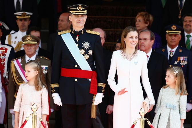 Esta es la nueva familia real española, de izquierda a derecha: Leonor, princesa de Asturias, el rey Felipe VI, la reina Letizia y la infanta Sofia.