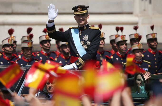 Luego de la proclamación el rey Felipe VI y la reina Letizia encabezaron un desfile militar y un recorrido por las calles de Madrid en un coche descubierto. En la foto, el rey Felipe VI saluda a miles de ciudadanos que se apostaron en las calles para saludar al nuevo monarca.