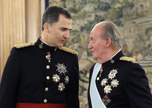 Juan Carlos de Borbón abdicó oficialmente al trono el miércoles 18 de junio de 2014.