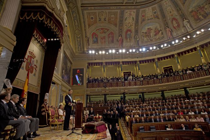 En su discurso de proclamación, el rey Felipe VI destacó que su reinado responderá a una nueva monaquía para un tiempo nuevo y animó a mirar hacia el futuro de un país que los españoles deben "seguir construyendo todos juntos". 