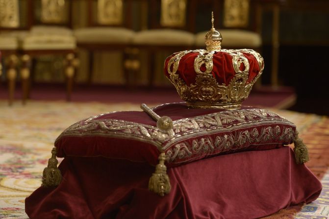 Durante la ceremonia de proclamación en el Palacio de la Zarzuela se pudo ver una corona y un cetro, los cuales el rey Felipe VI no utilizó porque son simbólicos. La corona es tan grande y pesada que no podrían usarse.