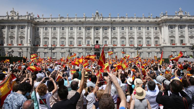 The crowd celebrates in front of the royal palace.