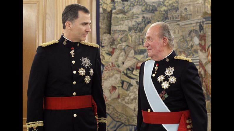 Felipe and his father attend a ceremony in the palace.