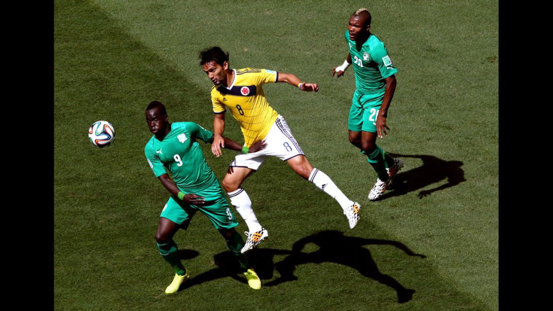 Aguilar, center, competes for the ball with Cheick Tiote of the Ivory Coast.