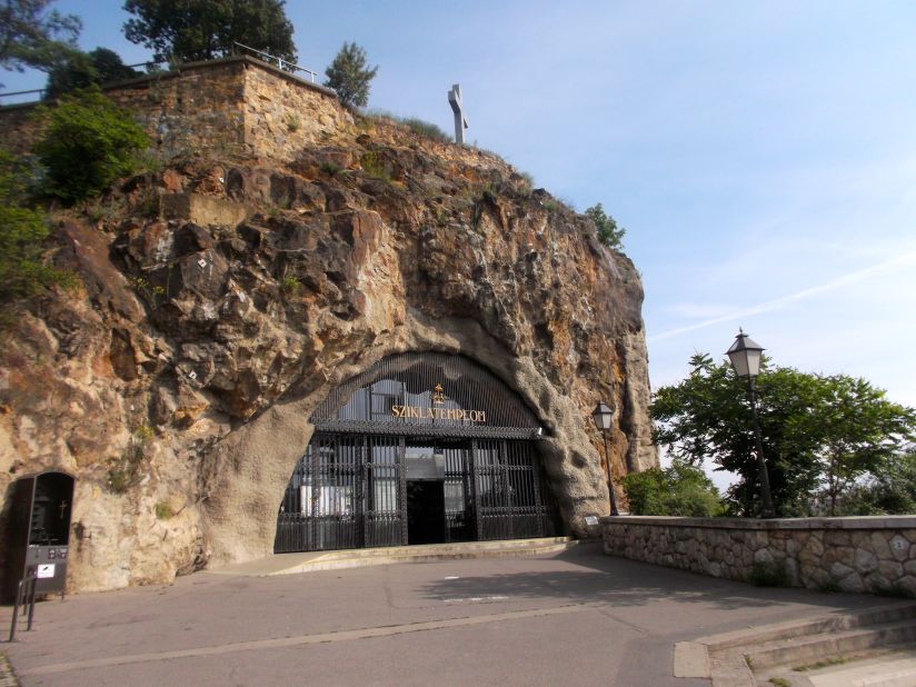 In the 1920s, the Gellert Hill cave was used by a group of Pauline monks who built an entrance inspired by similar rock constructions in Lourdes, France. It was a chapel and a monastery between 1926 and 1951.
