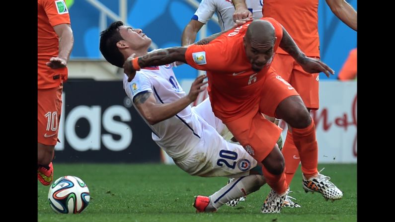 Chile midfielder Charles Aranguiz, left, vies with Netherlands midfielder Nigel de Jong.