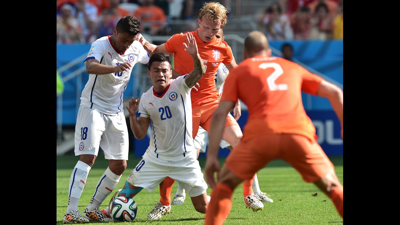 Chile defender Gonzalo Jara, left, and midfielder Charles Aranguiz compete with Netherlands defender Daley Blind.