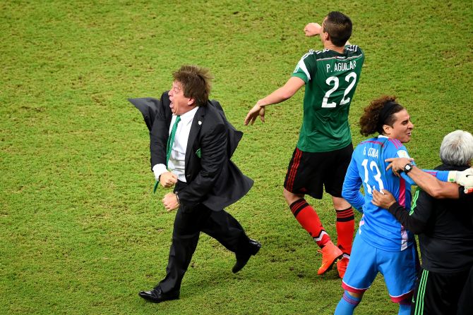 Si se trata de desafíos y recuperaciones, el seleccionador mexicano Miguel Herrera tiene una labor más complicada.<br />Primero tendrá que empezar a definir dos selecciones distintas para afrontar la Copa América y la Copa Oro. Y dentro de esos seleccionados tendrá que recuperar las figuras que tuvo antes del Mundial a plenitud y que en hoy en día en sus clubes solo ven la cancha para entrenar.