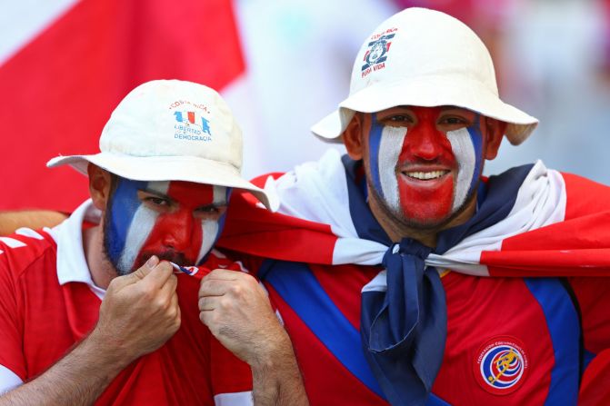 Fanáticos de Costa Rica disfrutan del ambiente previo al partido contra Inglaterra. 