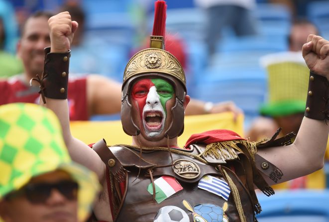 Hasta soldados romanos se ven en Natal. Un fanático italiano listo para el partido contra Uruguay.