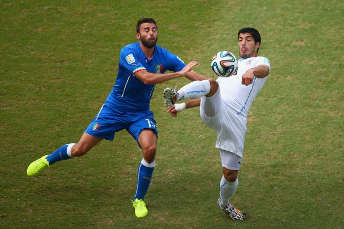 MEDIO TIEMPO: Uruguay 0-0 Italia. El equipo charrúa tiene que ganar si quiere mantenerse con vida en Brasil. 