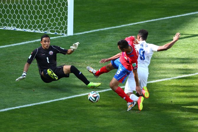 MEDIO TIEMPO: Oscar Duarte de Costa Rica impide que Daniel Sturridge de Inglaterra abra el marcador del partido. Costa Rica 0-0 Inglaterra.