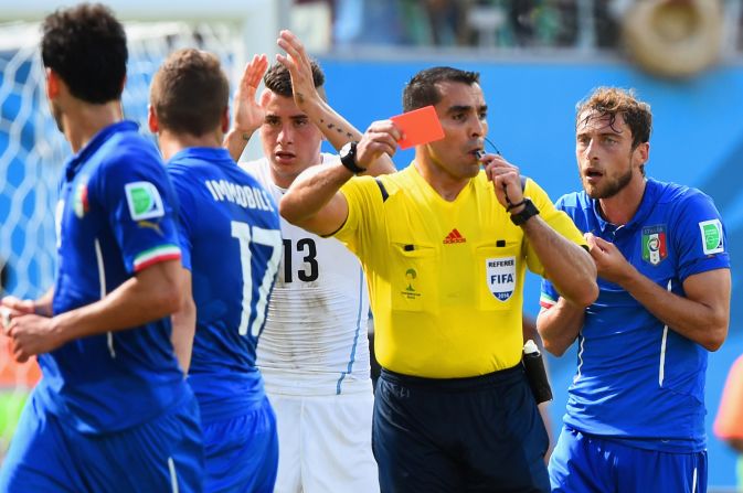 Minuto 59: El árbitro Marco Rodríguez amostena a Claudio Marchisio de Italia con una tarjeta roja. 