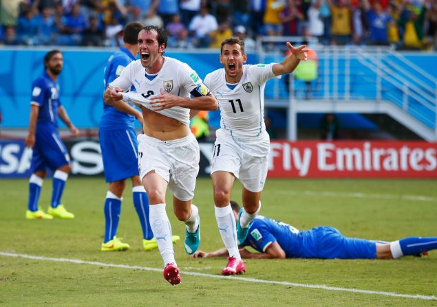 Minuto 81: Diego Godín anota el gol que descalificó a Italia y llevó a Uruguay a los octavos de final. 