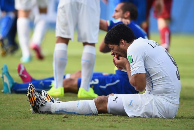 El encuentro entre Suárez de Uruguay y Chiellini de Italia generó polémica en redes sociales. Los usuarios indicaron que ambos jugadores deberían haber recibido una tarjeta roja. 