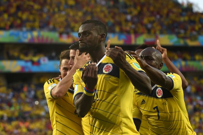 Jackson Martínez celebra con sus compañeros el segundo gol de Colombia. También anotó el tercero.