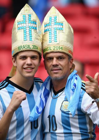 Dos hinchas argentinos luciendo mitras imitando al papa Francisco.