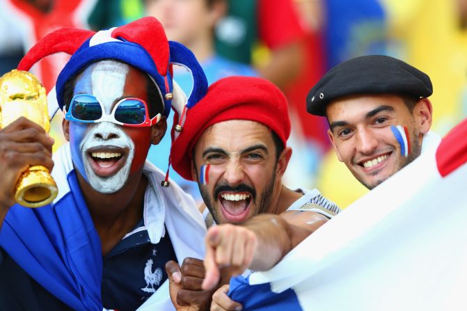 Fanáticos de Francia disfrutan el ambiente del Maracaná previo al partido contra Ecuador.