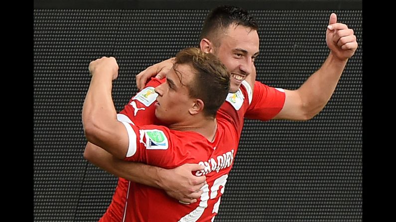 Minuto 37: Xherdan Shaqiri celebra con el delantero Josip Josip Drmic el segundo gol de Suiza. 